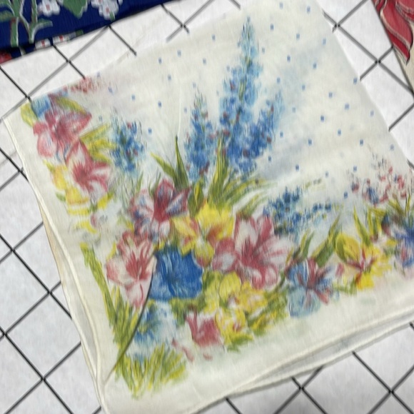 4 colorful vintage handkerchiefs, suitable for small craft/sewing projects - Picture 2 of 11